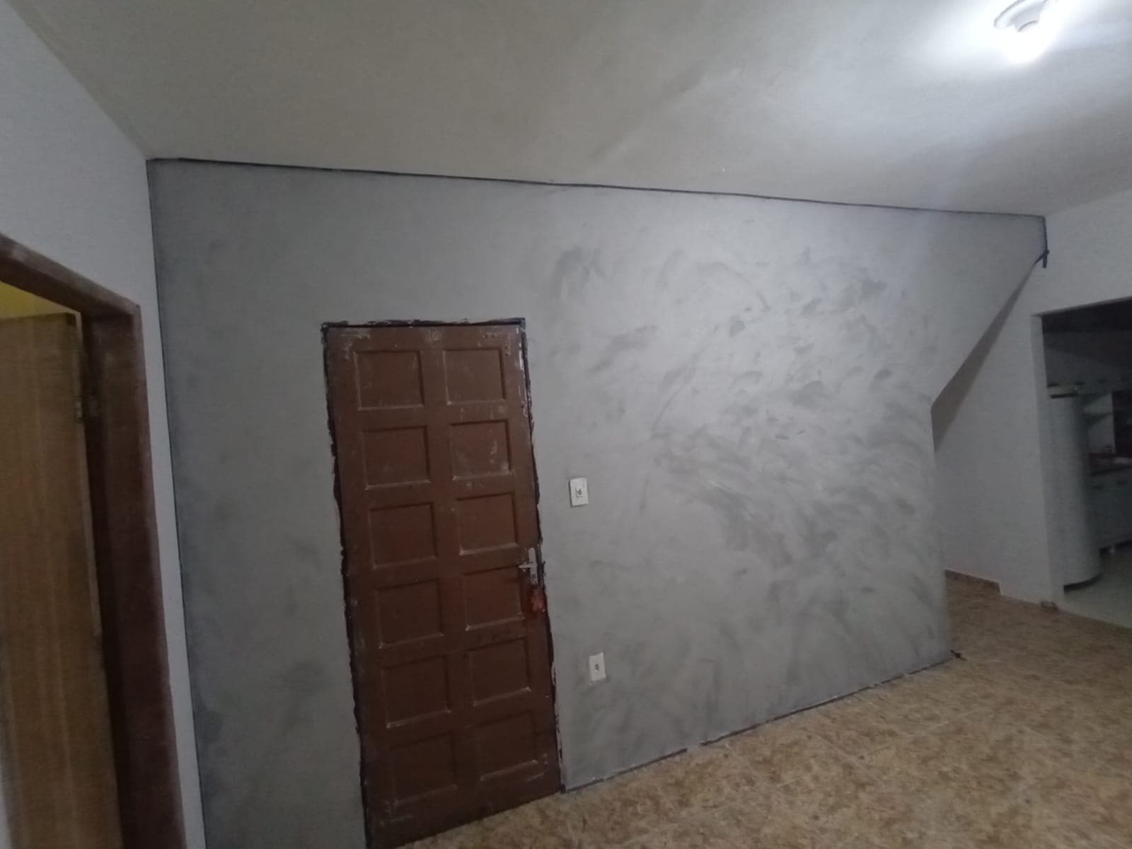 Imagem de uma parede com cimento queimado