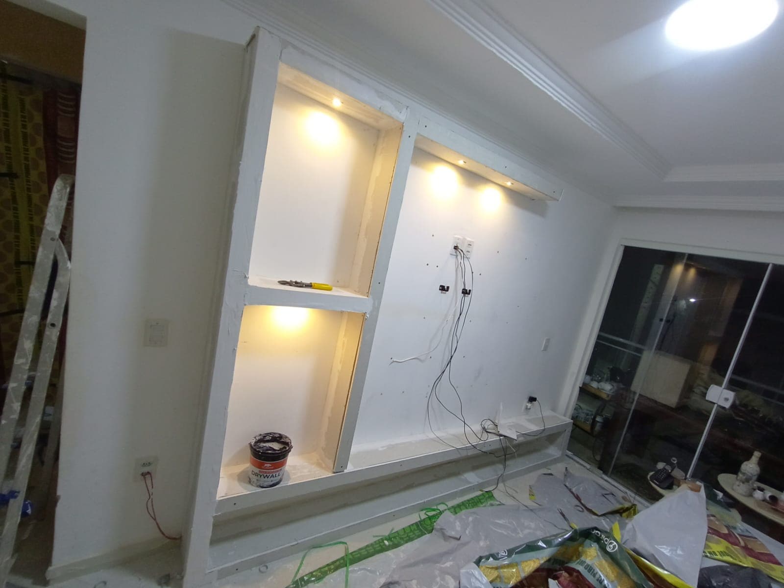Imagem da montagem de um movel planejado com drywall